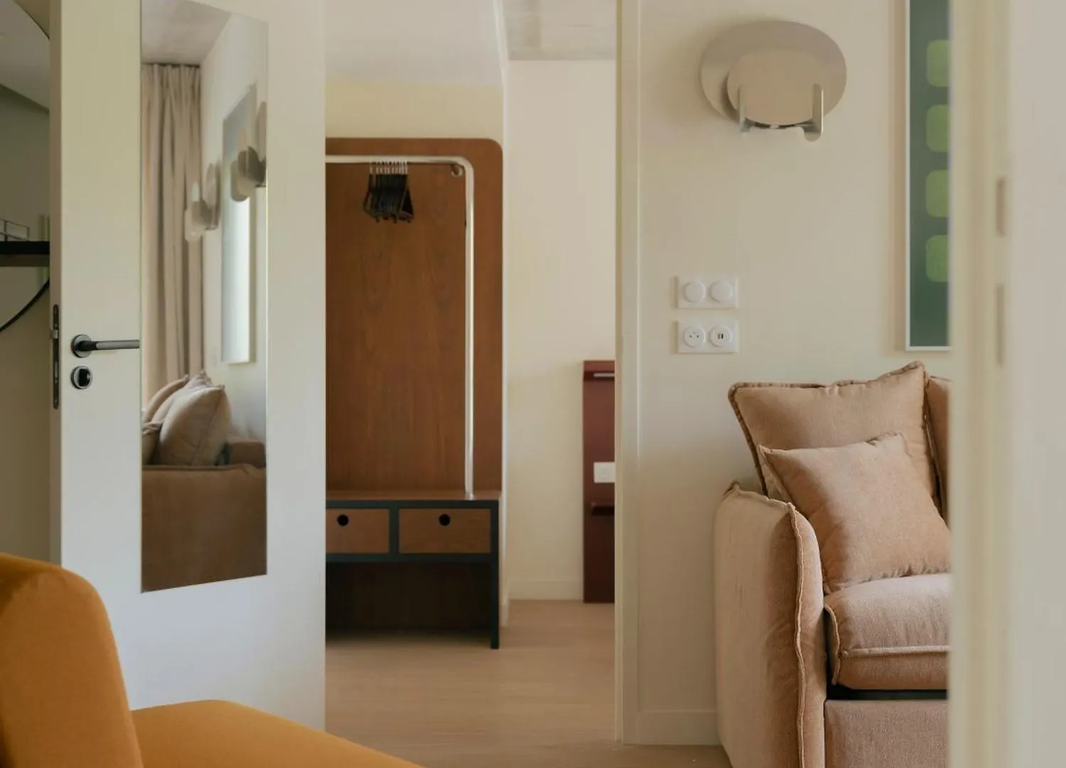 باريس Edgar Suites - Eglise 0*,  فرنسا